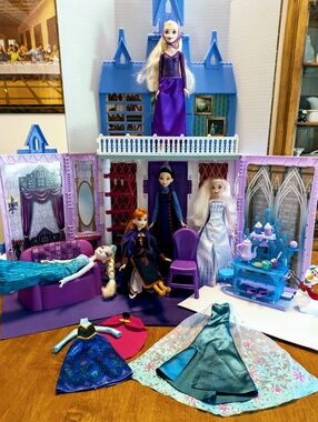 Disney Frozen 2 Fold and Go Arendelle Castle Playset with Dolls & Accessories